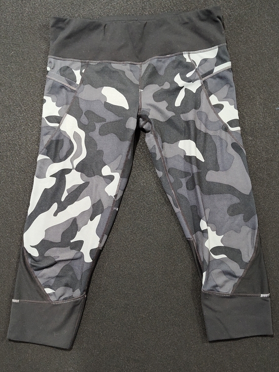 Athleta Pants - Athleta Shadow Camo Relay 2.0 Capri Leggings Womens Size LP Includes Pockets